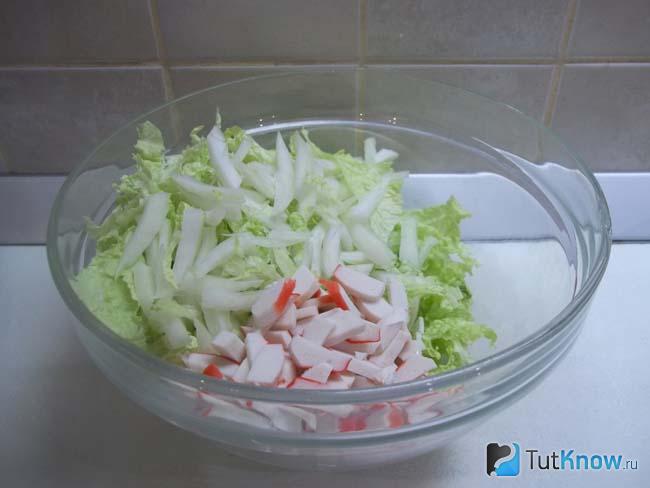 Крабовые палочки нарезаны