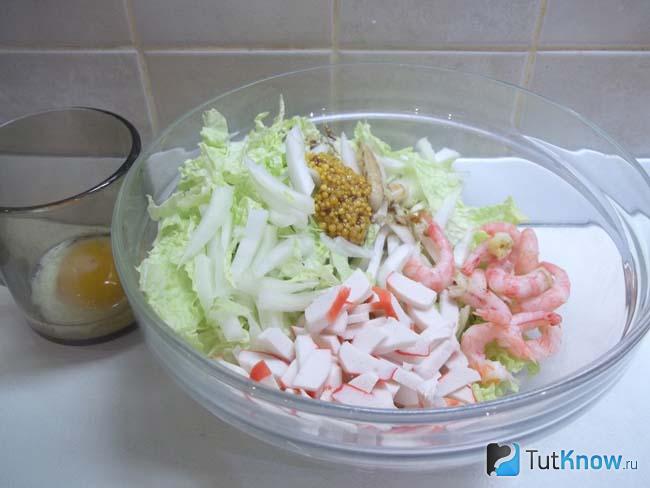 Салат заправлен горчицей, маслом и соусом