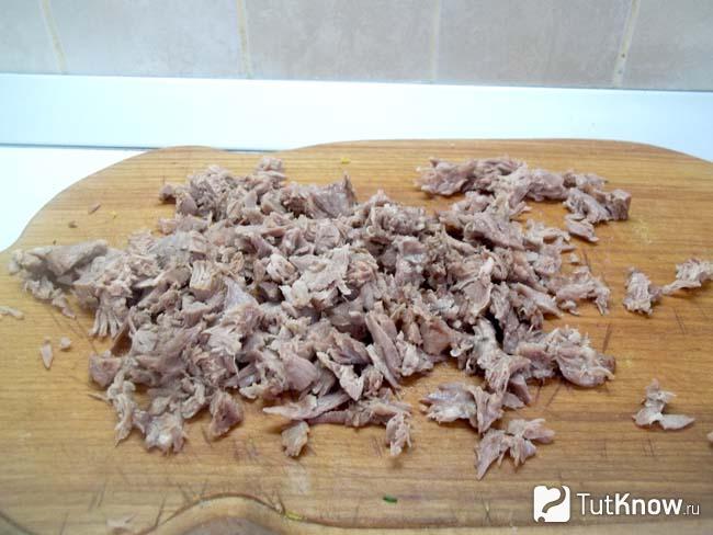 Отваренное мясо нарезано