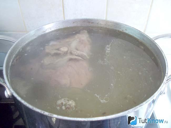 Варится бульон с мясом