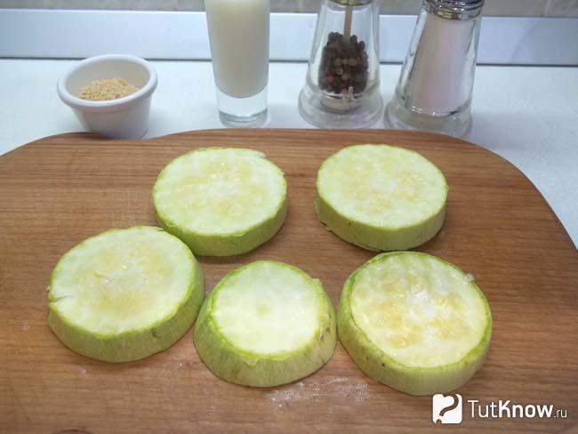 Кабачки отбиты с двух сторон молоточком