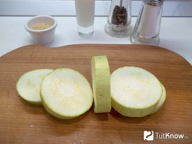 Кабачки нарезаны кольцами по 1 см
