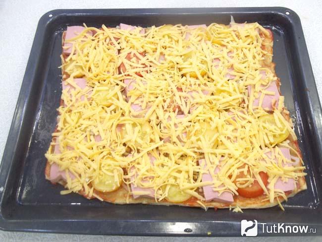 Продукты присыпаны сырной стружкой