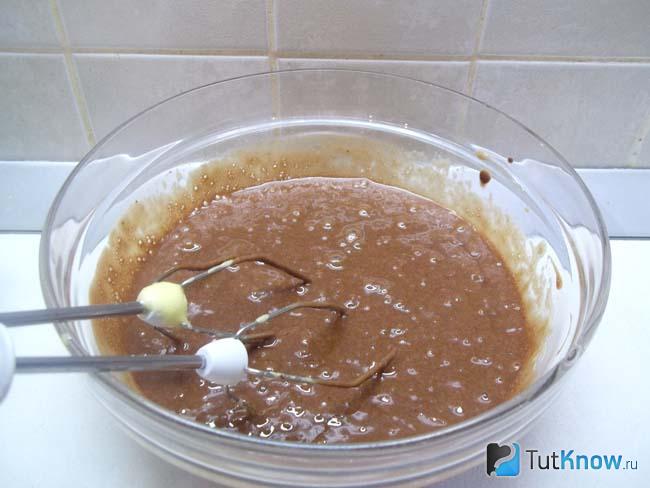 Яичная и шоколадная массы перемешаны