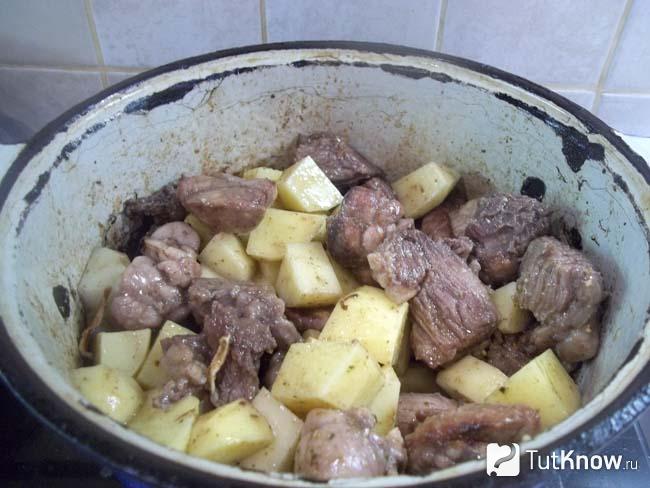 Мясо с картошкой жарится в сковороде
