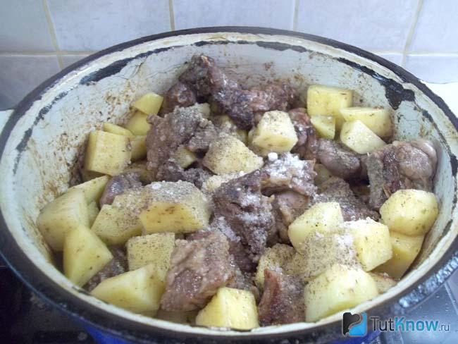 Мясо с картошкой приправлены специями