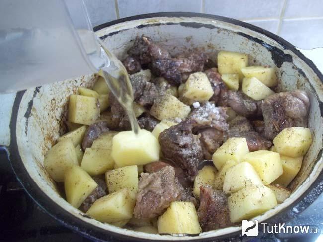 Мясо с картошкой залиты водой
