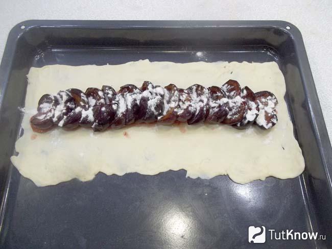 Сливы присыпаны сахаром и мукой