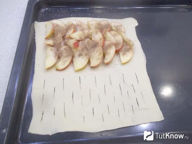 Яблоки приправлены сахаром и корицей