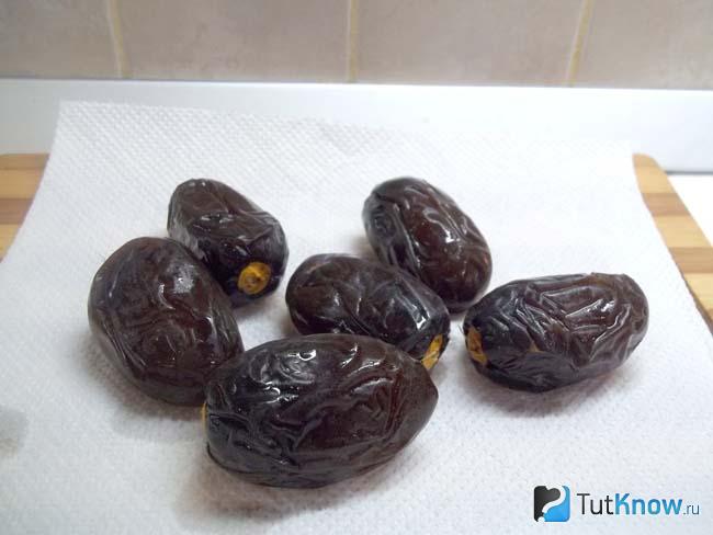 Финики вымыты и высушены