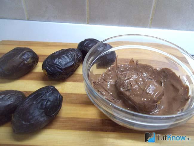 Финики покрыты шоколадом