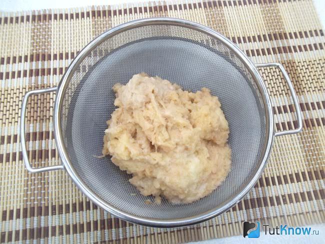 Картофель выложен на сито, чтобы стекла вода