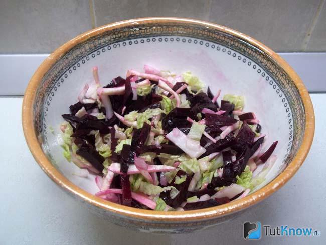 Готовый салат с пекинской капустой, свеклой и сельдереем