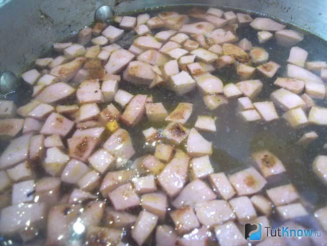 В бульон отправлены морковь с огурцами и колбасой