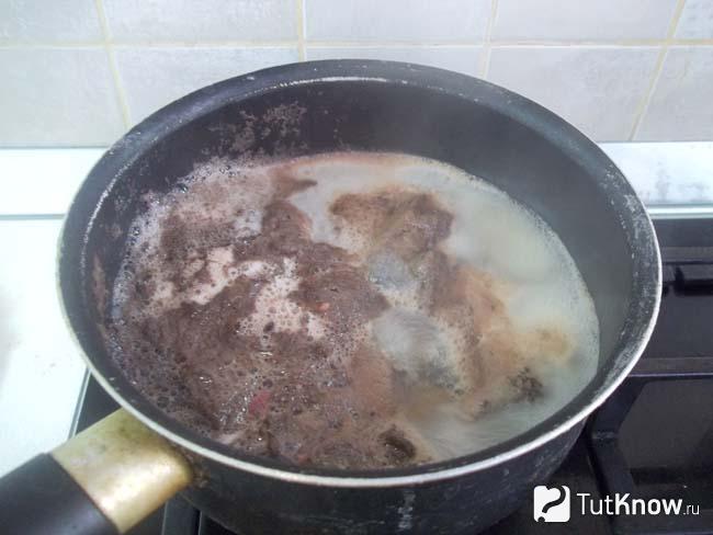 Печень и легкие залиты водой и отварены