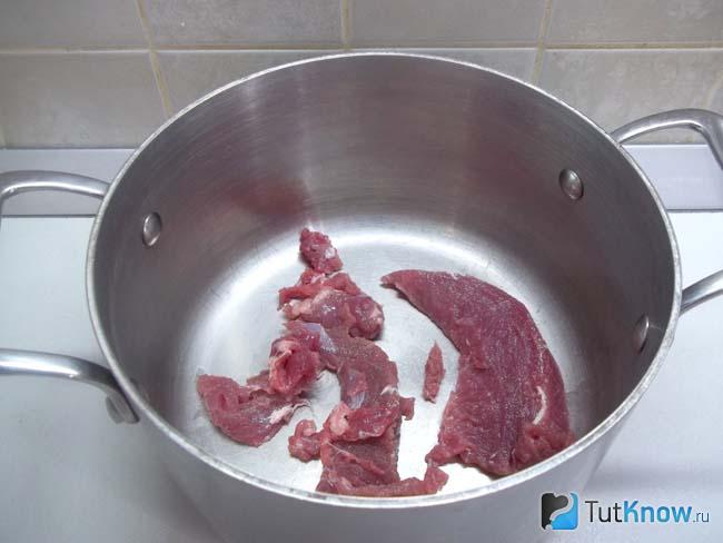 Мясо нарезано и сложено в кастрюлю