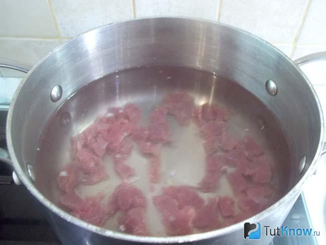 Мясо залито водой