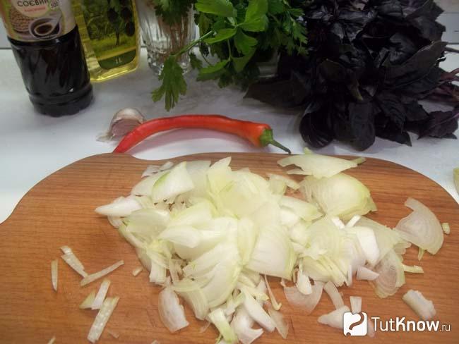 Репчатый лук очищен и нашинкован