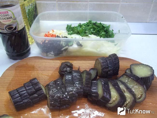 Баклажаны нарезаны кусочками