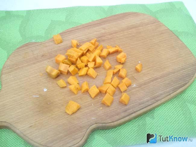 Морковь нарезана кубиками
