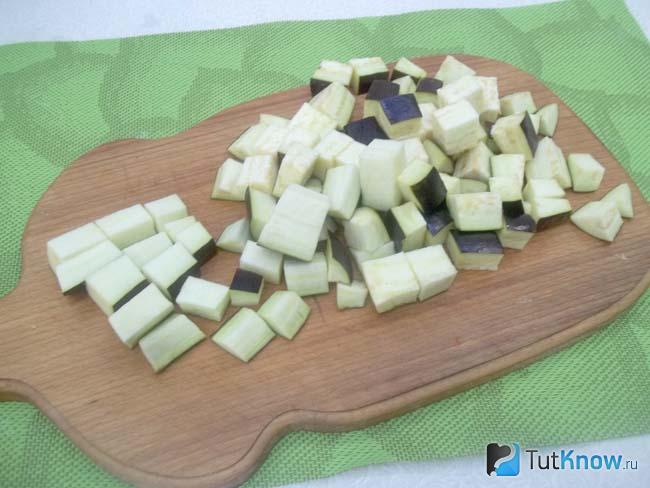 Баклажаны нарезаны кубиками