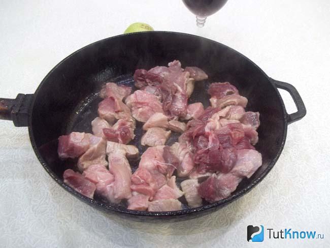 Мясо нарезано и жарится в сковороде