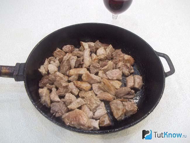 Мясо жарится в сковороде