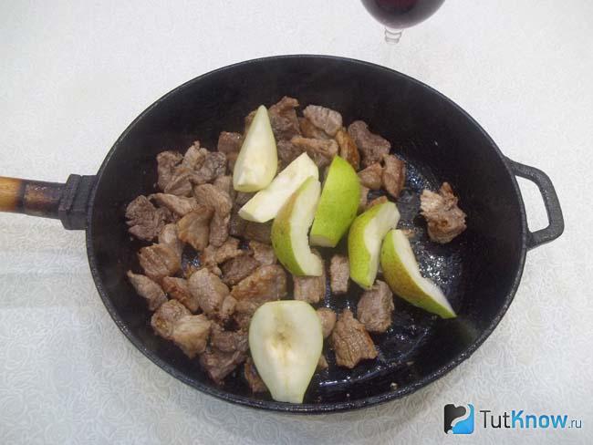 В сковороду к мясу добавлены груши