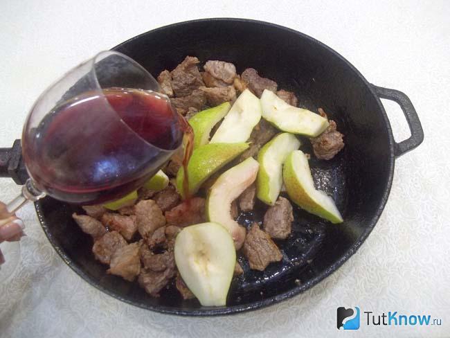 В сковороду к мясу с грушами налито вино