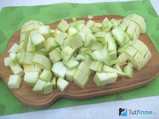 Кабачки нарезаны кубиками