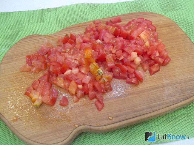 Помидоры нарезаны кубиками