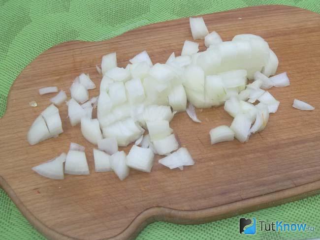 Репчатый лук нарезан кубиками