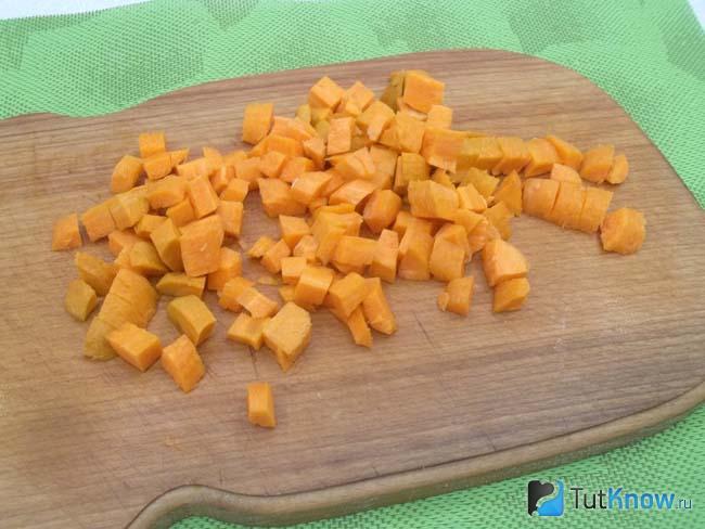 Морковь нарезана кубиками