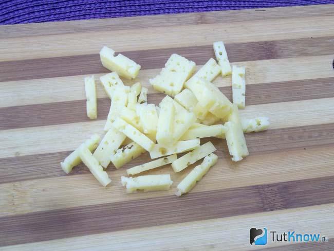 Сыр нарезан соломкой