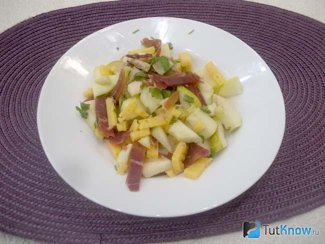 Готовый салат с хамоном, сыром и грушами