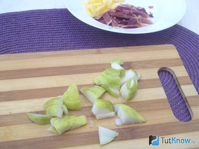 Груши нарезаны соломкой