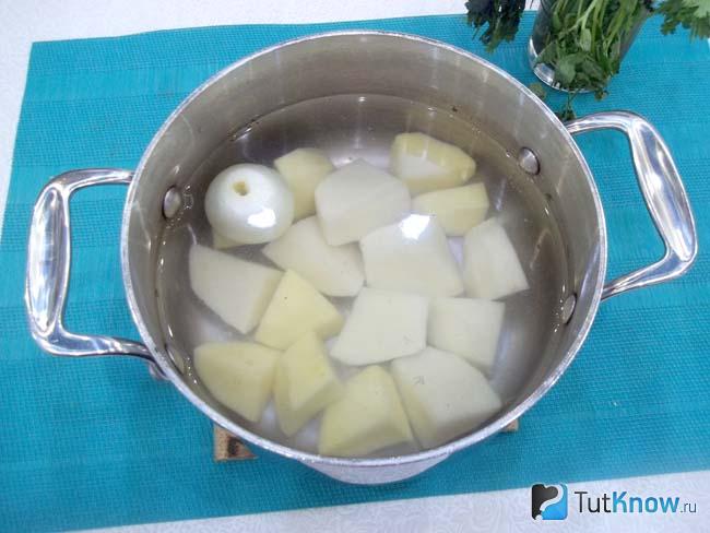 Картофель с луком залиты водой