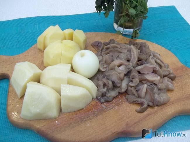 Картофель с грибами нарезаны, лук очищен