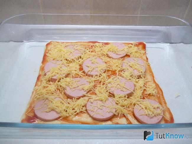 Продукты присыпаны сыром
