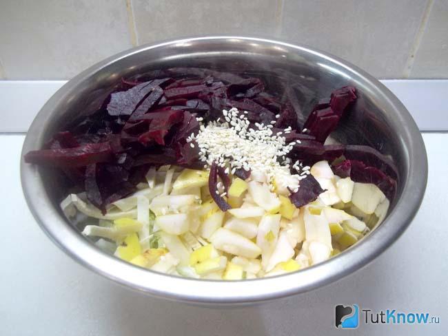 Продукты соединены и добавлены семена кунжута