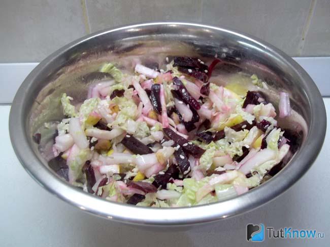 Готовый салат из пекинской капусты с сельдереем, свеклой и яблоками