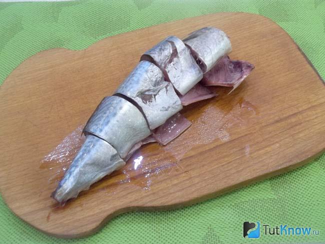 Скумбрия нарезана кусочками