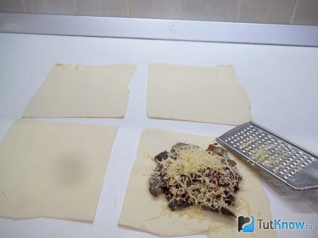 Грибы присыпаны сыром