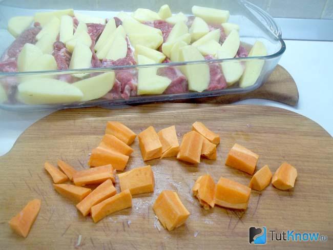Морковь очищена и нарезана кусочками