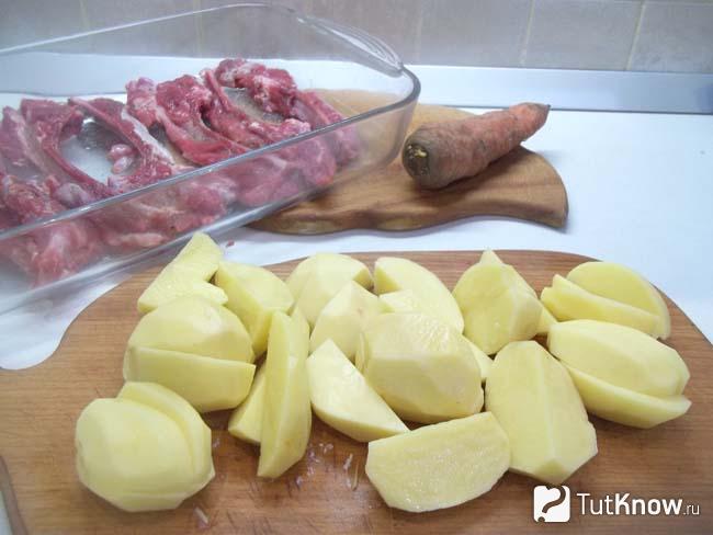 Картофель очищен и нарезан дольками
