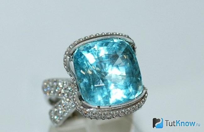 Ювелирное украшение из голубого берилла