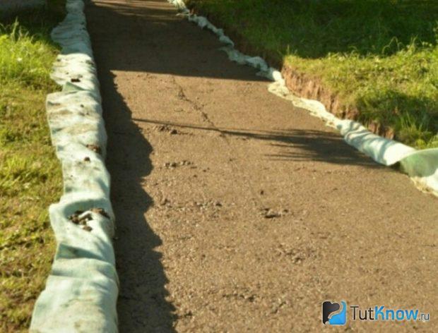 Самодельная садовая дорожка крупным планом
