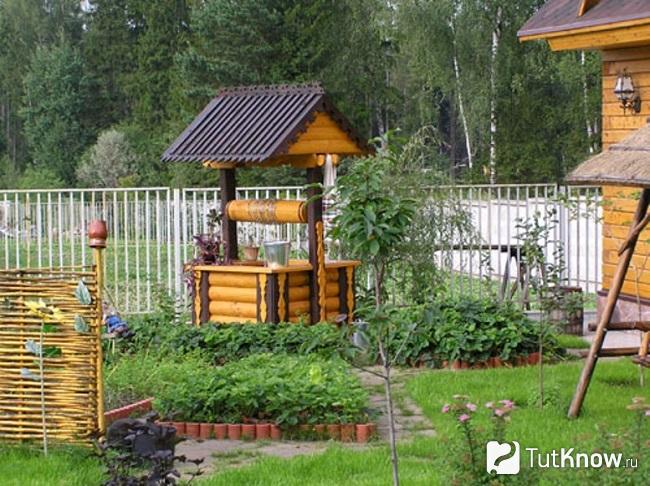 Дачный участок оформлен в стиле Арт энд Крафт