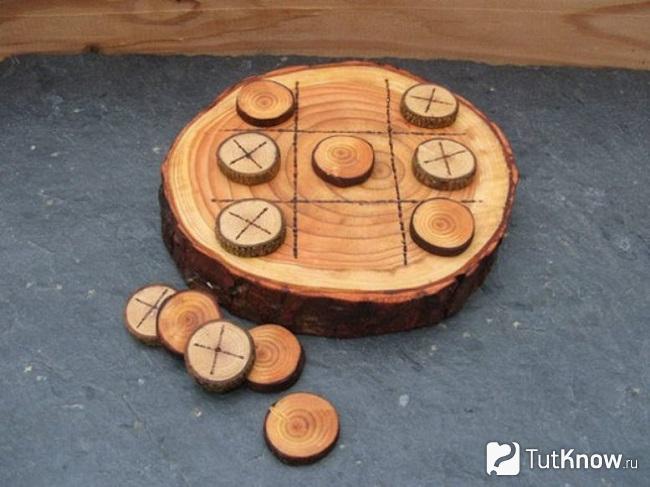 Самодельная игра крестики-нолики из деревянных спилов