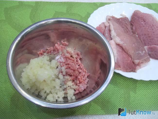 Мясо и лук перекручены